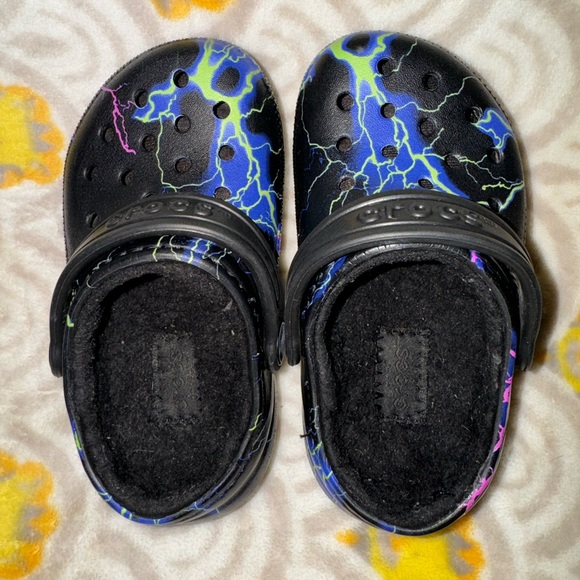 lightning bolt rainbow fuzz lined black toddler crocs 7c summer spring boy girl - Picture 5 of 6